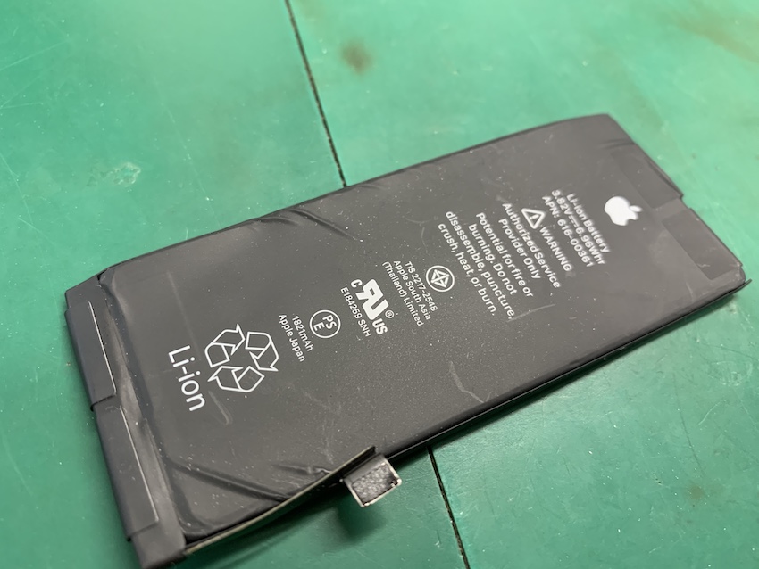 取り外したiPhone8の劣化したバッテリー