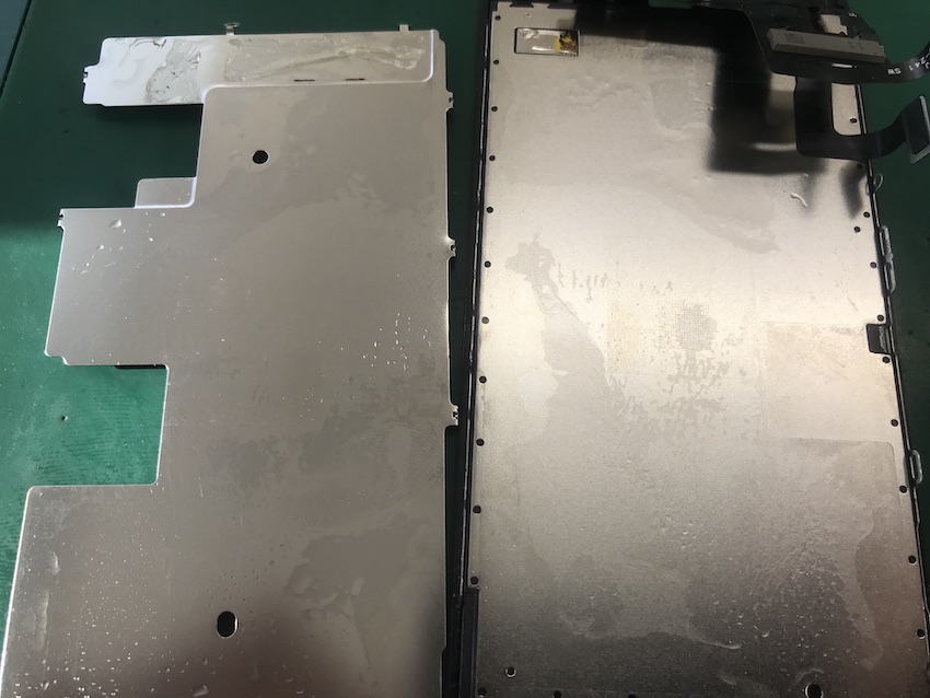 水没したiPhone8の液晶パネル