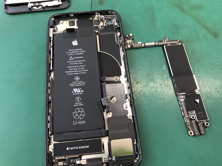 iPhone8のバッテリー交換の様子