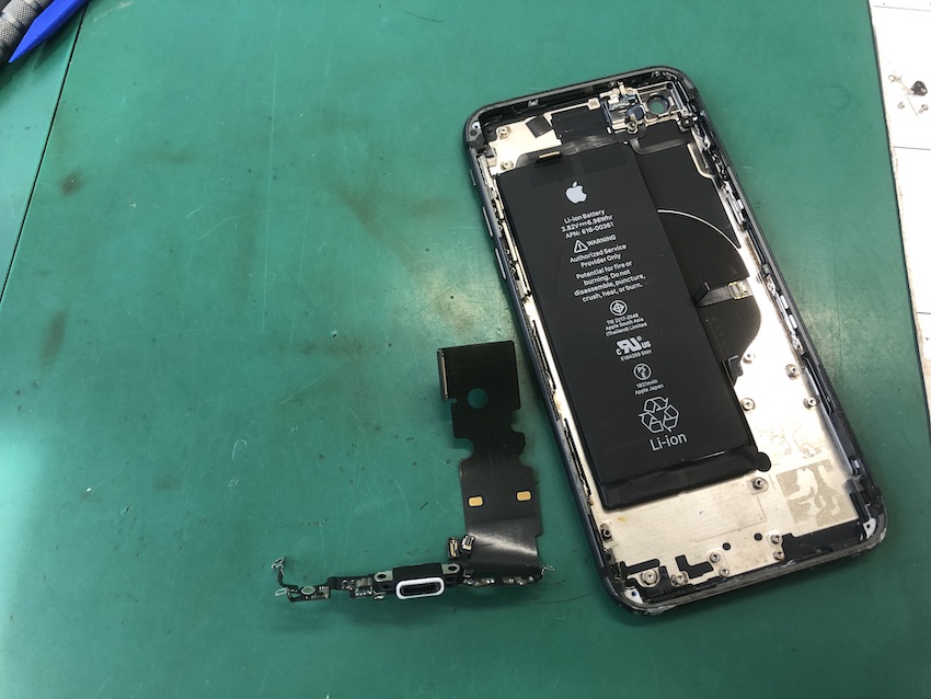 ドックコネクタが壊れたiPhone8本体