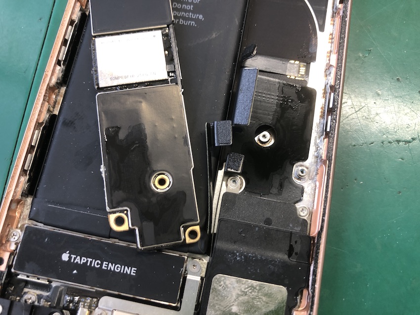 海で水没したiPhoneの基板と本体