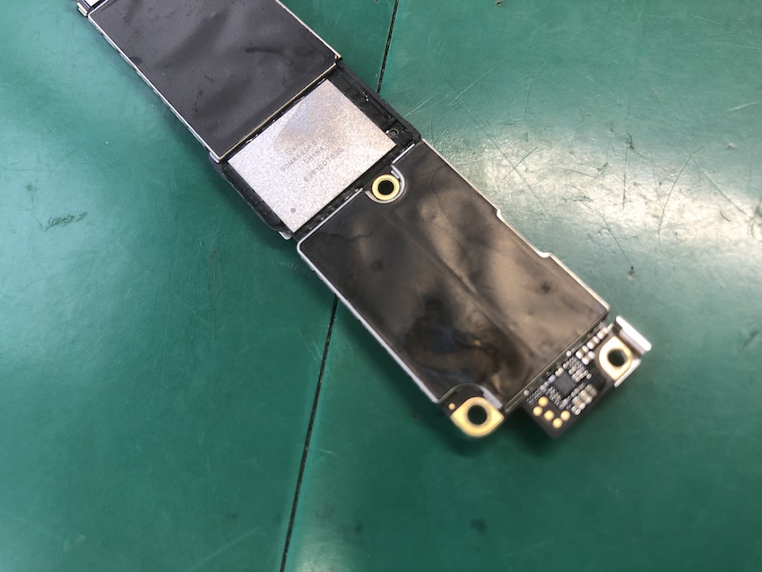 水に濡れたiPhone8の基板