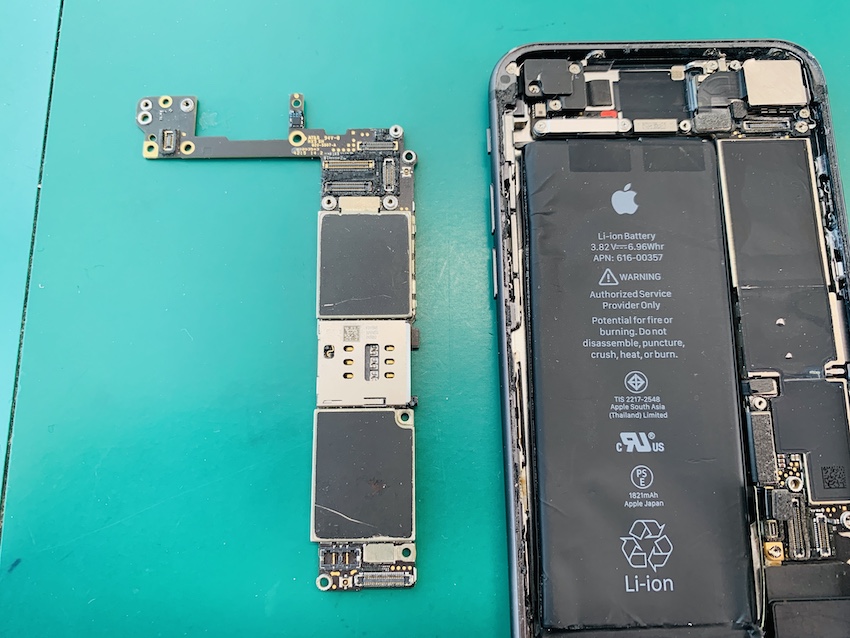 水没したiPhone8と取り外した基板