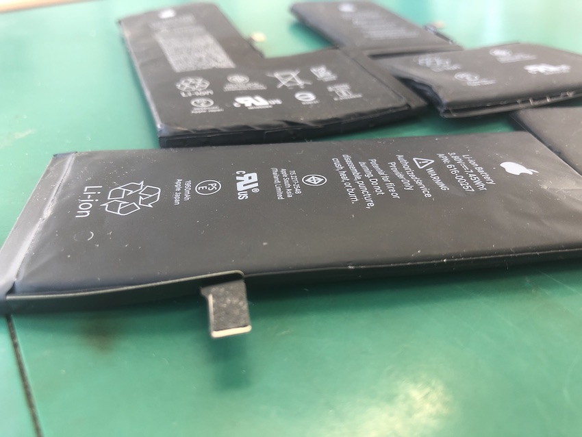 経年劣化により膨張したiPhoneバッテリー
