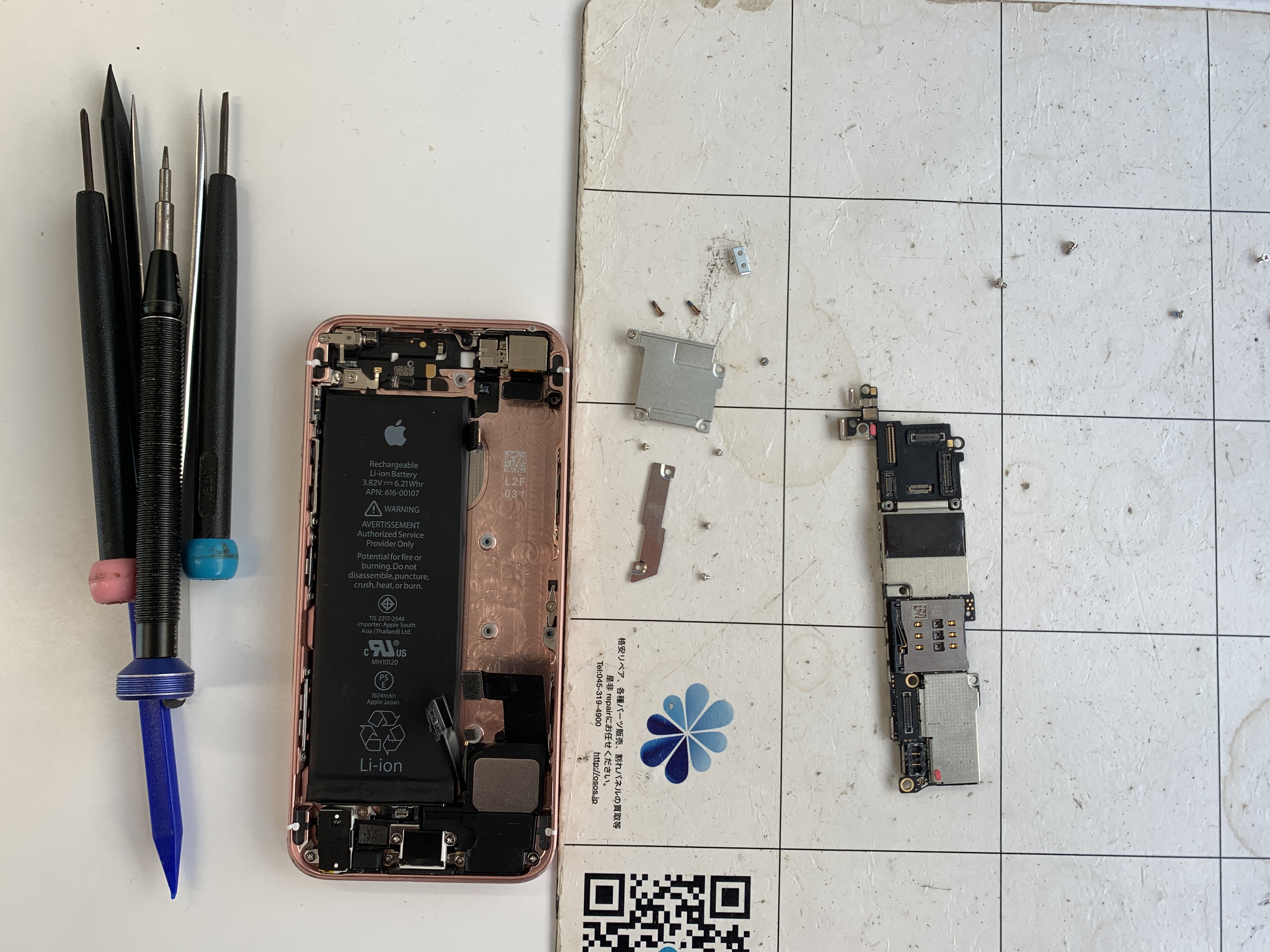 iPhoneSE（第一世代）の水没修理、基板洗浄