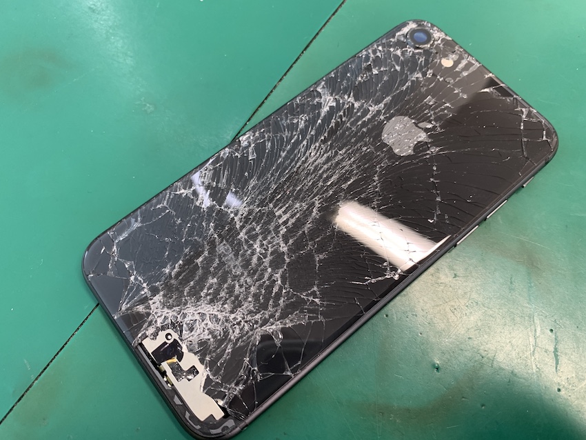iPhoneSE2のバックパネル割れ修理を対応