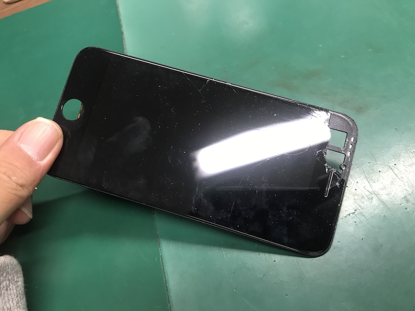 iPhoneSE2の画面割れ修理で取り外したパネル