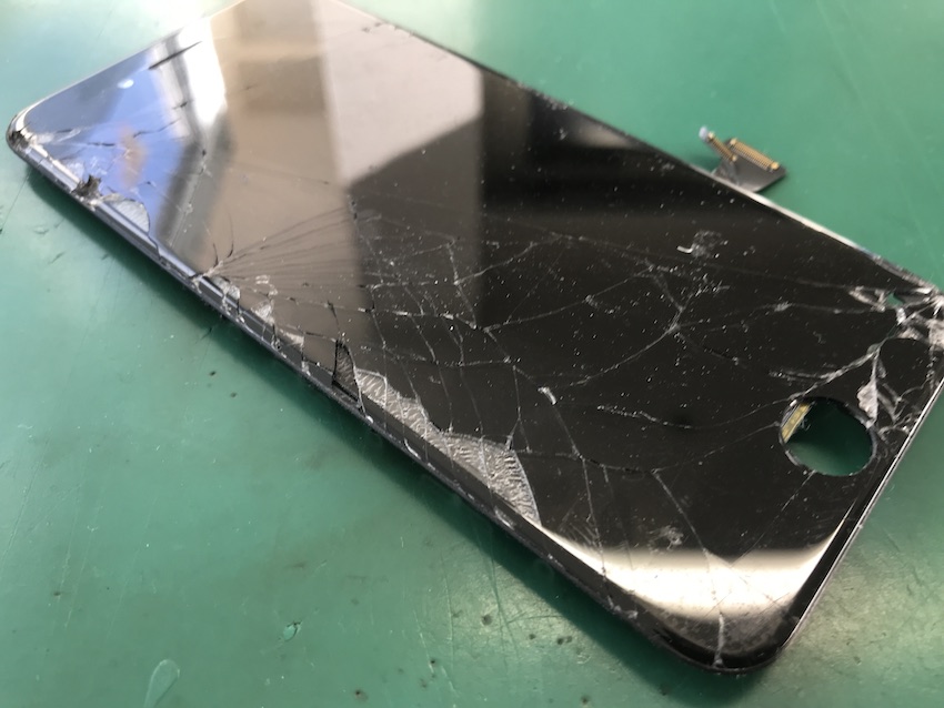 iPhoneSE2の交換した液晶パネル