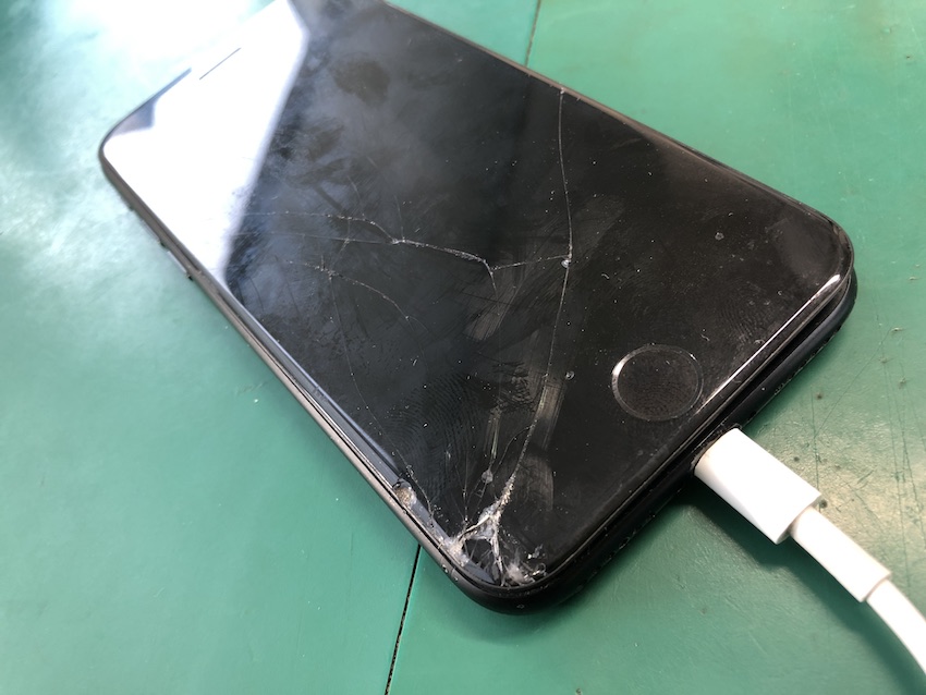 充電のできなくなったiPhoneSE2本体