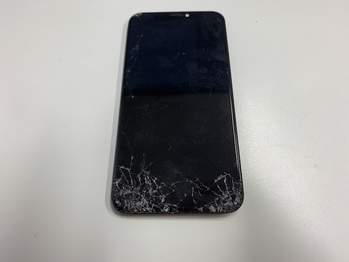 ガラスがバキバキに割れて交換したiPhoneX有機ELパネル