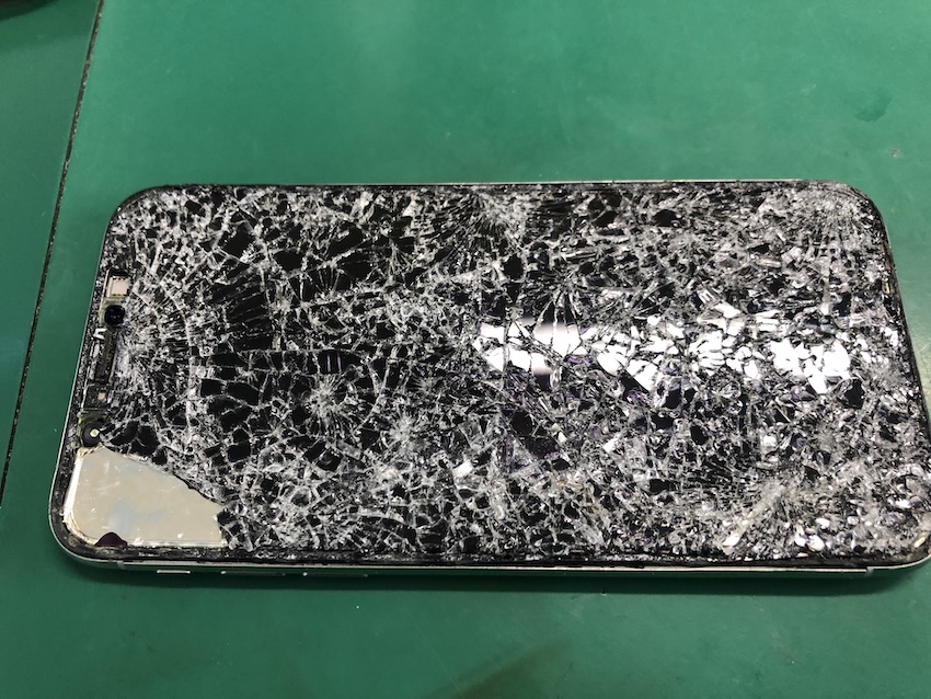 車にひかれ両面バキバキに割れたiPhoneXの修理