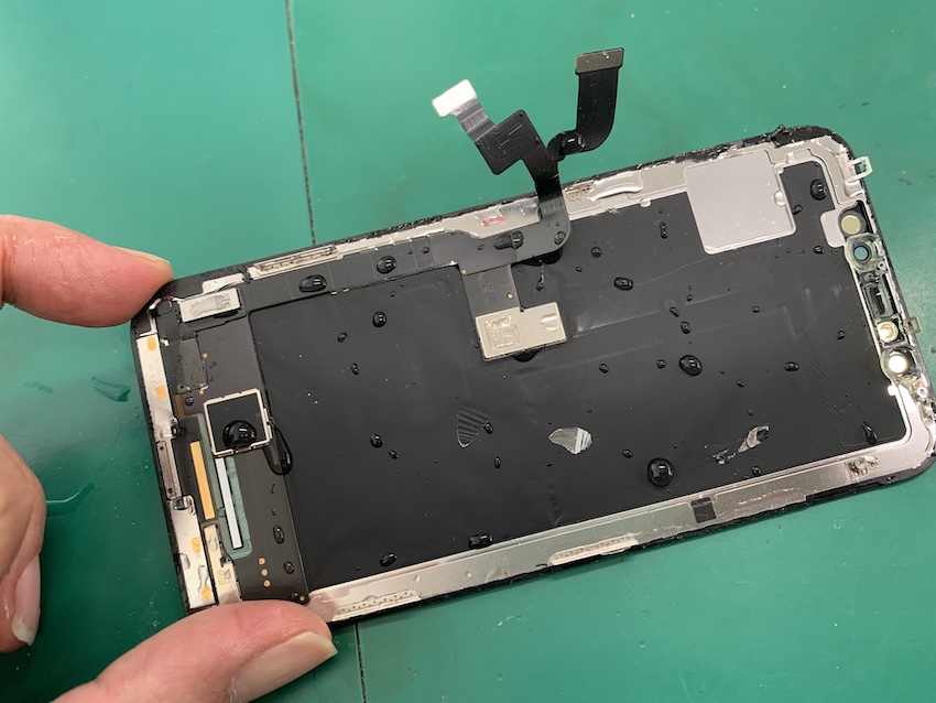水没したiPhoneXのディスプレイ交換