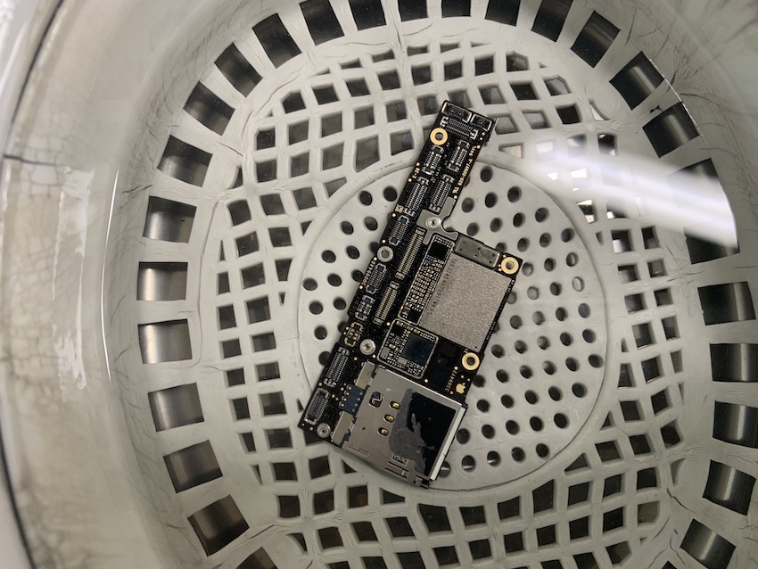 水没したiPhoneXの基板をアルコールで洗浄