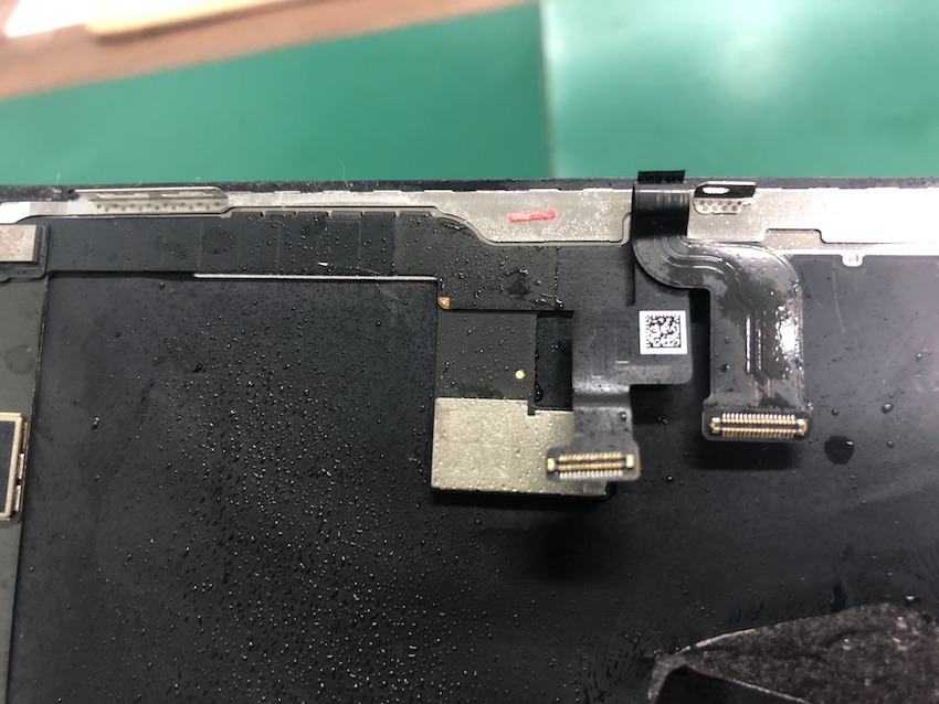 水没したiPhone X液晶パネルの交換修理の様子
