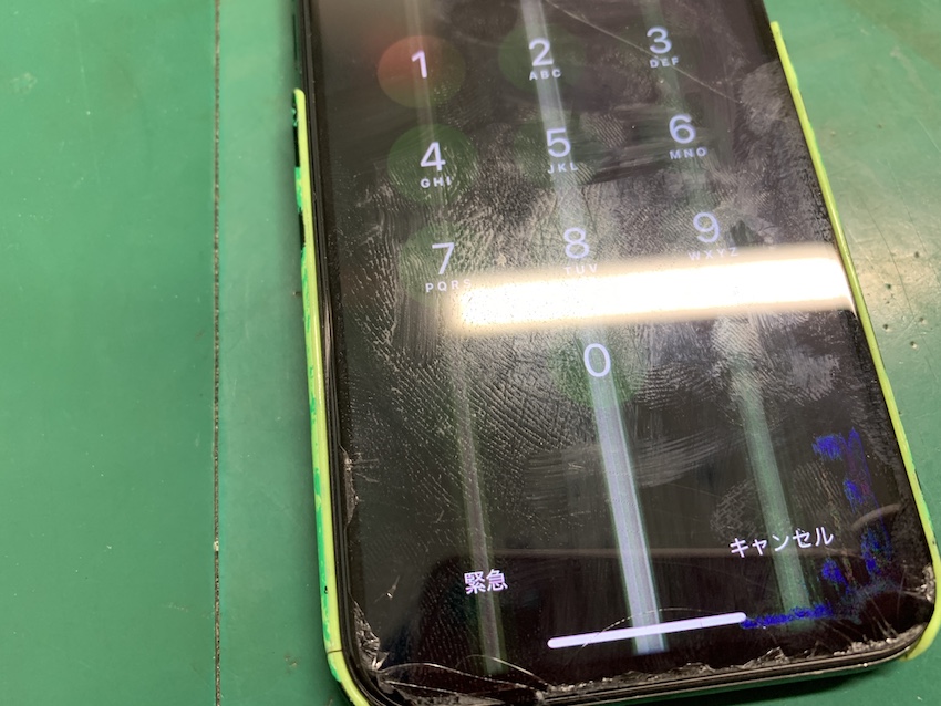 衝撃によりiPhoneXの液晶パネルに白い縦線
