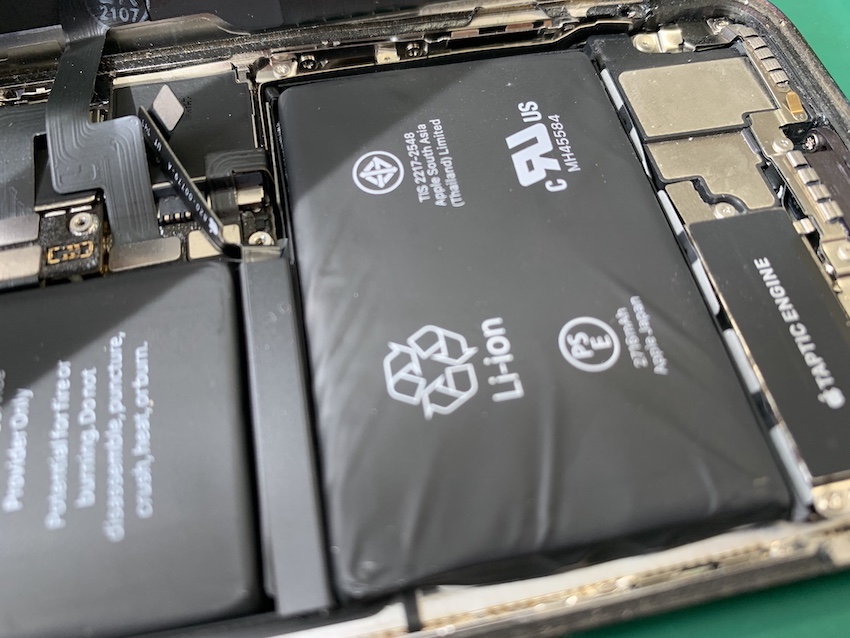 画面が浮き上がるほど膨張したiPhoneXバッテリー