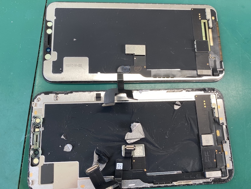 取り外した水没したiPhoneXの液晶パネル