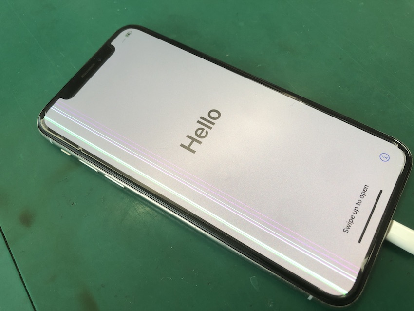 衝撃により画面に縦線が表示されるiPhoneX本体