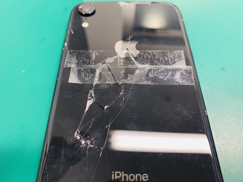 背面の割れたiPhoneXR