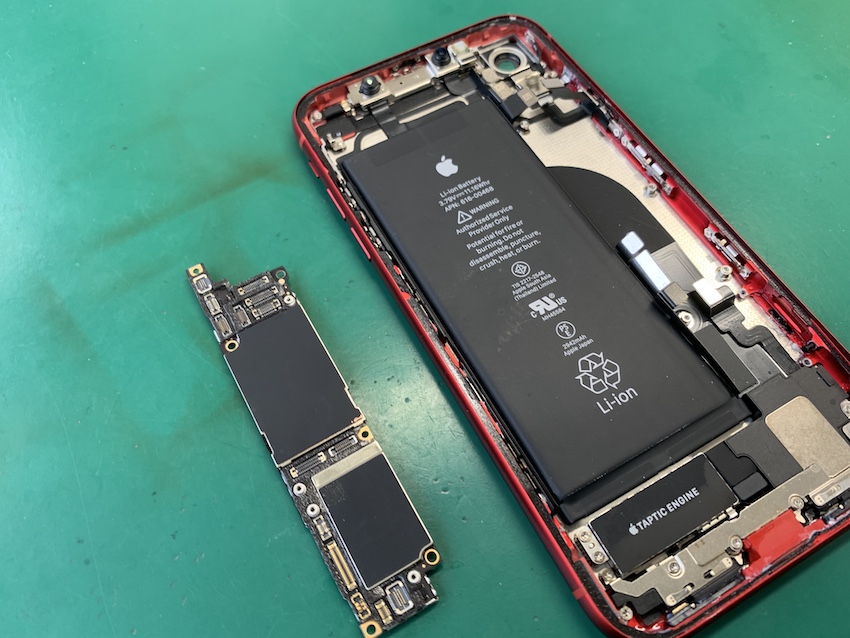洗濯機で水没したiPhoneXR、基板洗浄