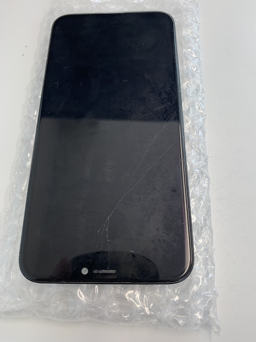 画面が割れて取り外したiPhoneXSの液晶パネル