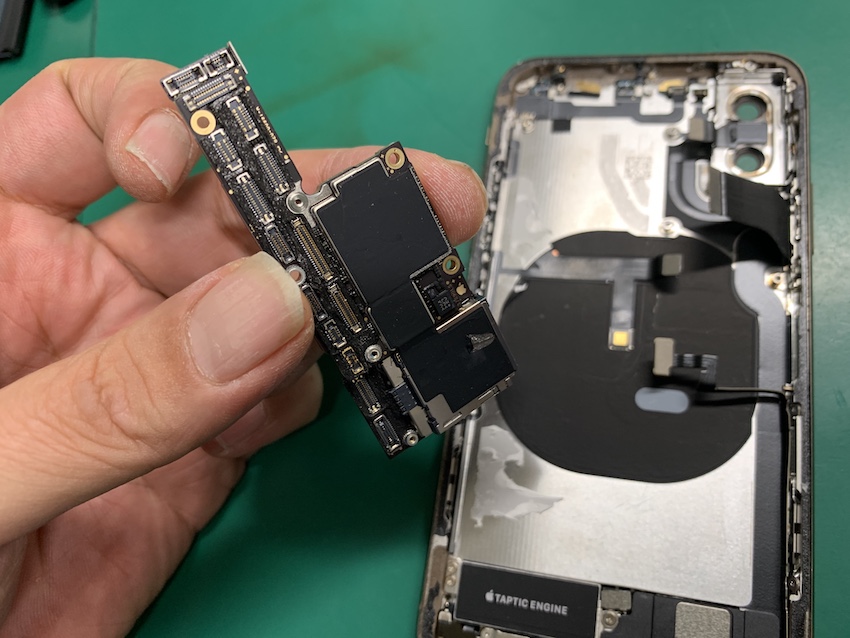 電源の入らなくなったiPhoneXsの基板洗浄