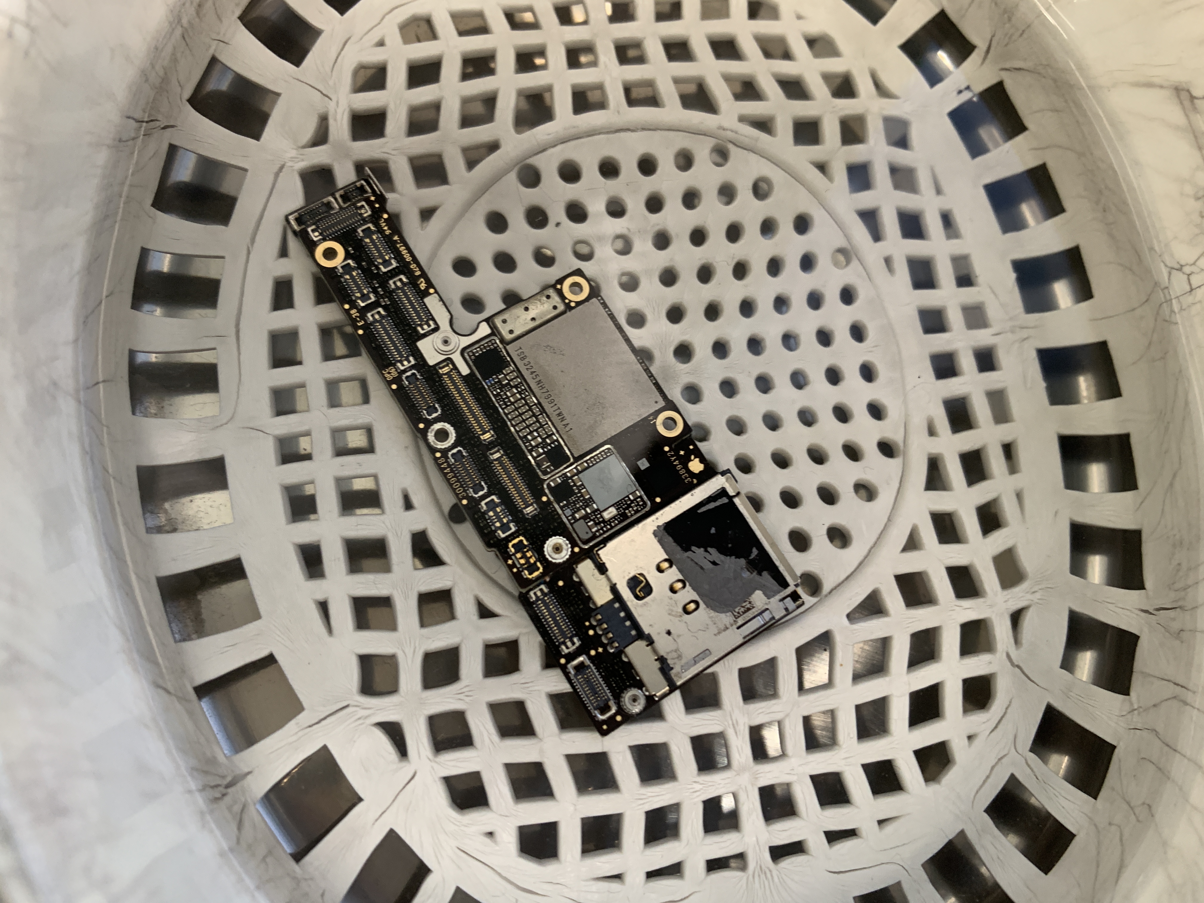 iPhoneXsの基板洗浄、データ復旧