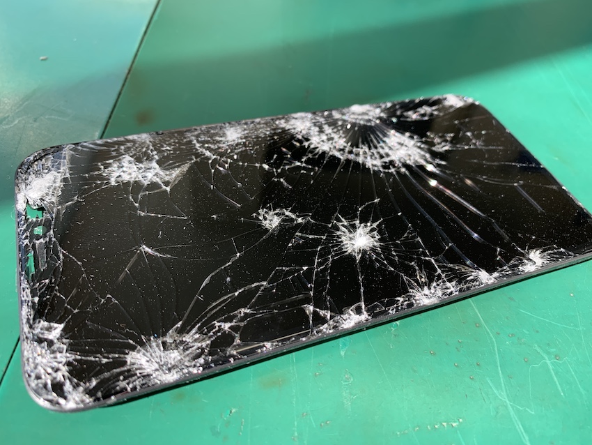 iPhoneXsの割れた液晶パネルを交換