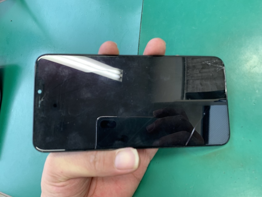 iPhoneXsMaxの画面割れ修理