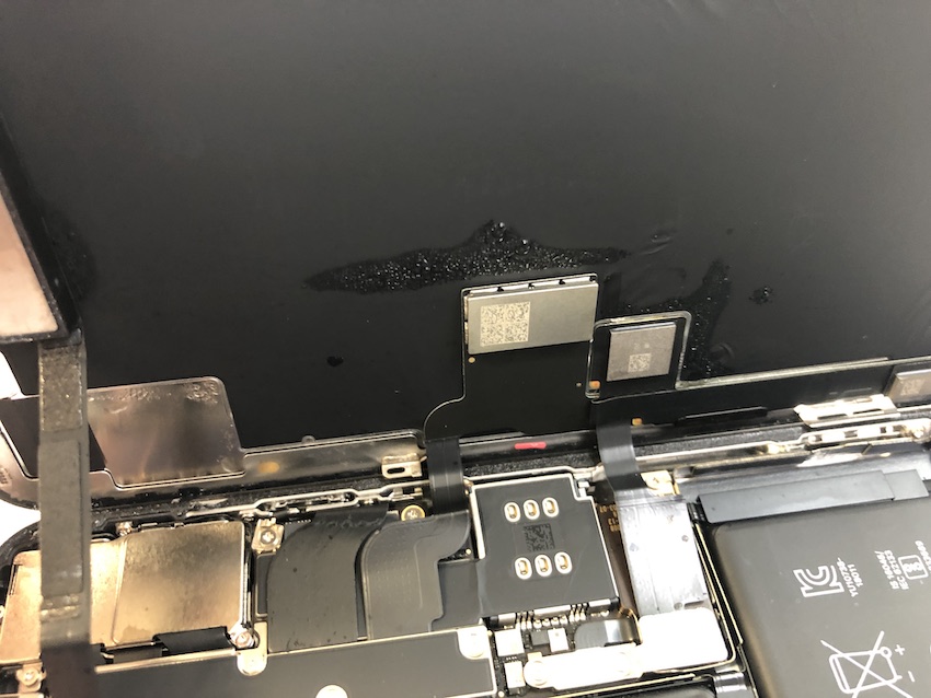 キッチンで水没したiPhoneXsMax本体