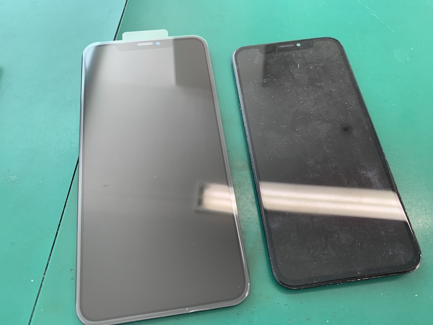 iPhoneXsMaxの画面修理を最安値で行います。
