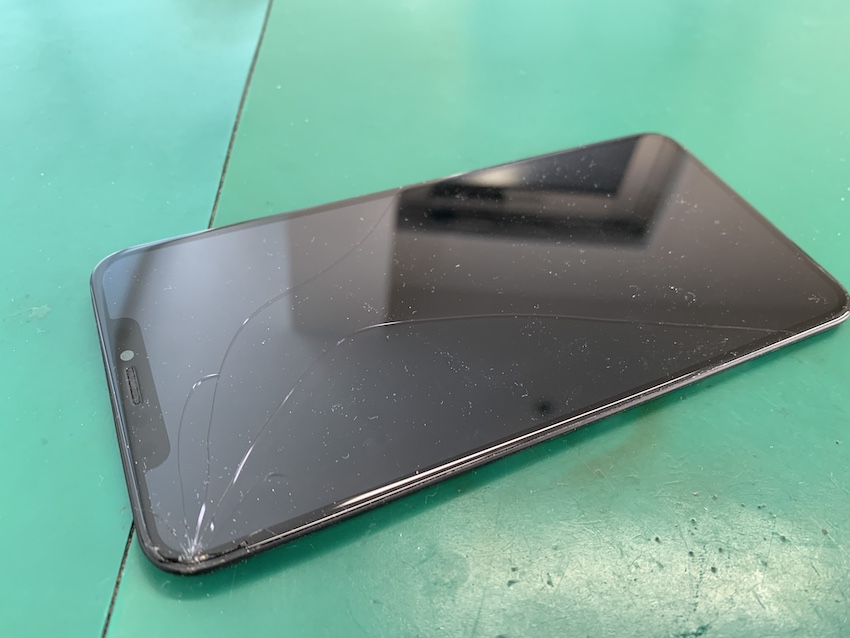 iPhoneXsMaxの画面を当日10分で修理
